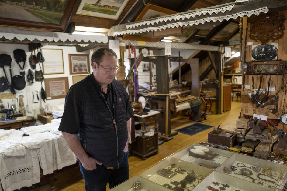 Alt på landsbymuseet i Ladelund er indsamlet blandt byens familier. Også hagekorsene. – Foto: Mikkel Møller Jørgensen