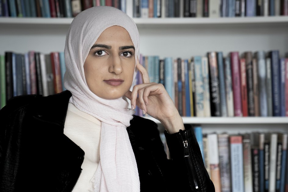 ”Jeg har tit oplevelsen af at være et sted og samtidig betragte det hele lidt udefra. På sidelinjen af tilværelsen, måske, men et godt sted at skrive fra.” 25-årige Naiha Khiljee fra Dan Turèll-forstaden Vangede har altid sanset meget, men først for nylig begyndte hun at omsætte indtrykkene til poesi. På fredag debuterer hun med samlingen ”Kære søster”. – Foto: Niels Christian Vilmann/ Ritzau Scanpix.