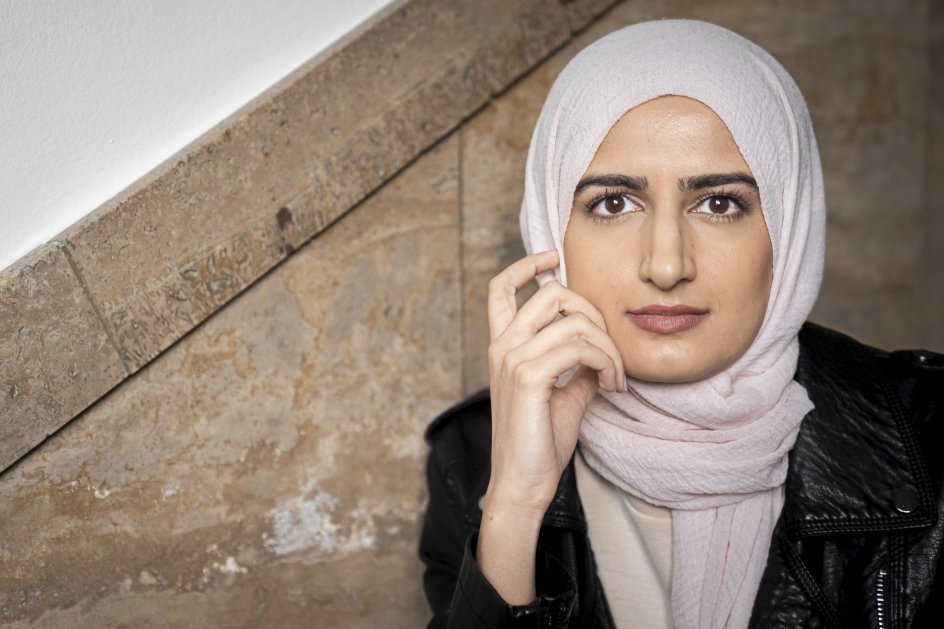 ”Jeg har tit oplevelsen af at være et sted og samtidig betragte det hele lidt udefra. På sidelinjen af tilværelsen, måske, men et godt sted at skrive fra.” 25-årige Naiha Khiljee fra Dan Turèll-forstaden Vangede har altid sanset meget, men først for nylig begyndte hun at omsætte indtrykkene til poesi. På fredag debuterer hun med samlingen ”Kære søster”. – Foto: Niels Christian Vilmann/ Ritzau Scanpix.