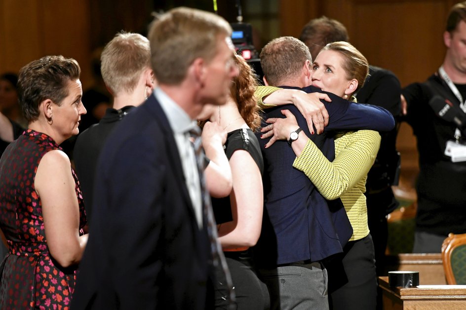 Selv i magtens centrum krammes der i dag. Her er det Mette Frederiksen (S), der krammer De Radikales leder Morten Østergaard efter en partilederrunde på tv ved valget sidste forår. – Foto: Mads Claus Rasmussen/Ritzau Scanpix.