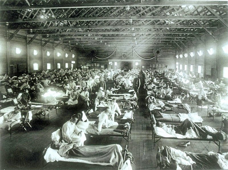 0Før: Mindst 50 millioner mennesker, heriblandt 675.000 amerikanere, døde under den spanske syge fra 1918 til 1920. Alligevel omtalte den daværende amerikanske præsident, Woodrow Wilson, aldrig epidemien, som dengang gjorde sit indtog i USA i Camp Funston i Kansas. Her er ses hospitalet i Camp Funston, hvorfra soldater under Første Verdenskrig spredte smitten til andre militærbaser.