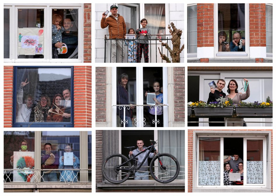 I Belgiens hovedstad, Bruxelles, har karantæneramte indbyggere prøvet at skabe fælles holdånd ved at vise de genstande, der er vigtige for dem i coronakrisen, frem for hinanden i vinduerne. – Yves Herman/Reuters/Ritzau Scanpix