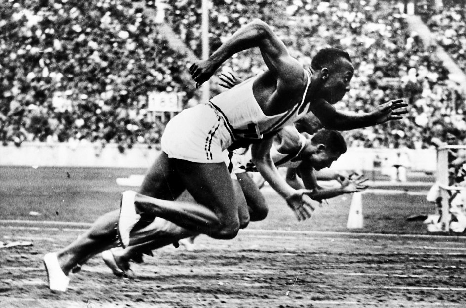 Med fire guldmedaljer blev Jesse Owens ikke bare den mest vindende atlet ved de olympiske lege i 1936 i Berlin. Han blev udfordrede også Hitlers og den nazistiske mytologi om den ariske races overlegenhed. – Foto: Ritzau Scanpix.