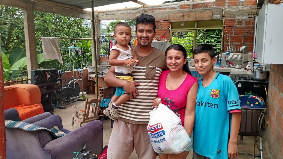 En glad colombiansk familie har netop modtaget deres forsyninger.
