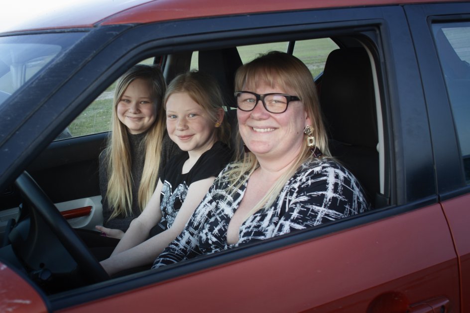 ”For os har krisen handlet om nærhed,” siger Sandra Schwebel fra Feldsted nær Aabenraa. Hun har taget døtrene Lea og Emma Skaarup med i drive-in-biograf. ”Der skulle ske noget. Og drive-in-film er noget, vi ikke har prøvet før. Det er noget, vi kan mindes sammen om nogle år,” siger Sandra Schwebel.