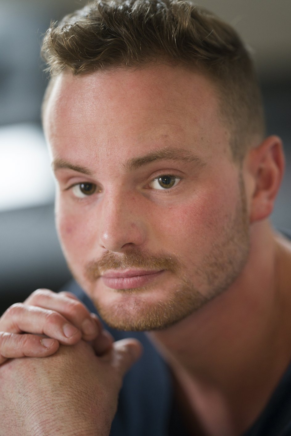 ”Jeg er helt med på, at det var nødvendigt at tage hjem,” siger Lukas Bruggisser, der siden hjemrejsen fra Spanien har været i sin ungdomsbolig i Aarhus. – Foto: Niels Åge Skovbo/Fokus Foto.