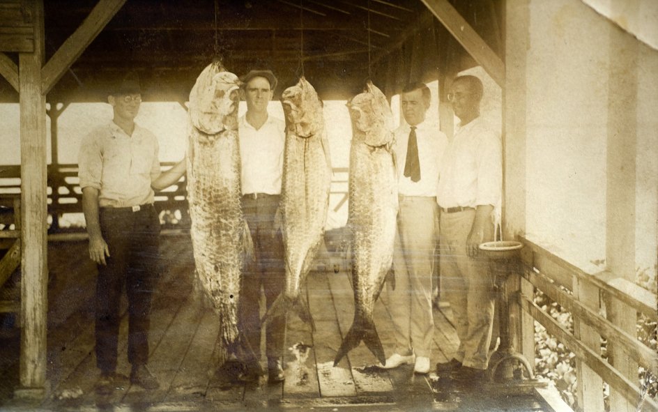 Gordon P. Henriksens mor stammer fra Florida, USA, og her er der også en stolt tradition for lystfiskeri. Her er hans biologiske morfar, som han aldrig nåede at kende, og en gruppe venner fanget efter en udbytterig fisketur. Morfaderen er ham i de hvide sko. – Refoto: Leif Tuxen.