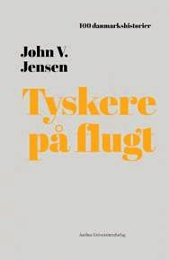De tyske flygtninge, der kom til Danmark, havde det langt bedre end dem, der kom til det vestlige Tyskland. Interneringslejrene var kolossale. Oksbøllejren, som ses her, var landets femtestørste by. Flygtningene havde arbejde, fritidsmuligheder og udstrakt selvstyre. Selv undervisning. Ja, man oversatte endda Hal Kochs ”Hvad er demokrati?”. Flygtningene skulle blive demokrater. – Foto: Blåvandshuk Lokalhistoriske Arkiv.