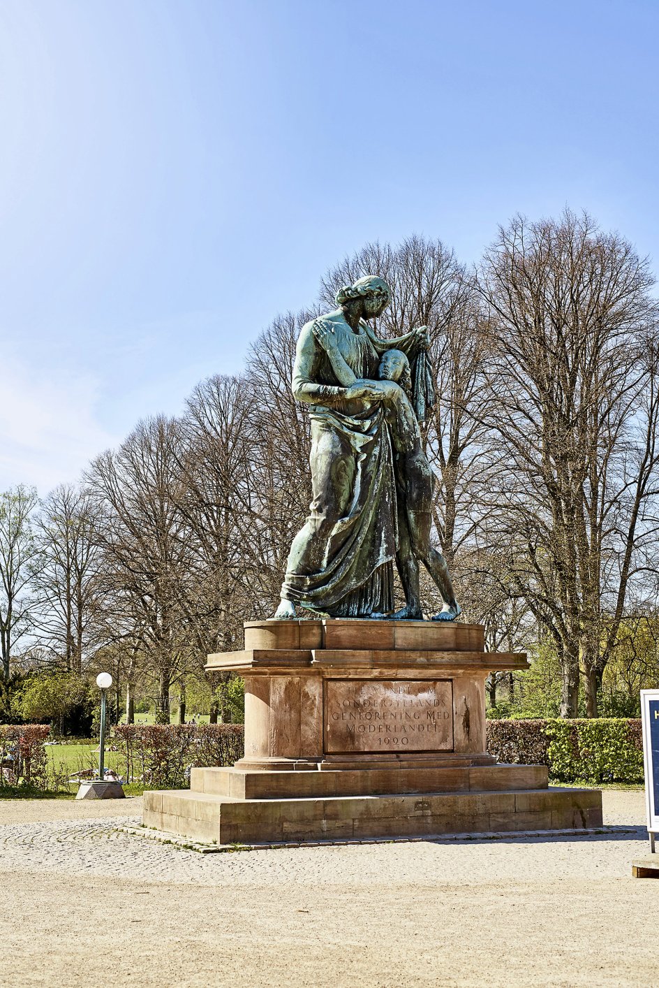 I dag tænder de to kronikører lys her ved genforeningsmonumentet ved hovedindgangen til Fælledparken i København. – Arkivfoto.