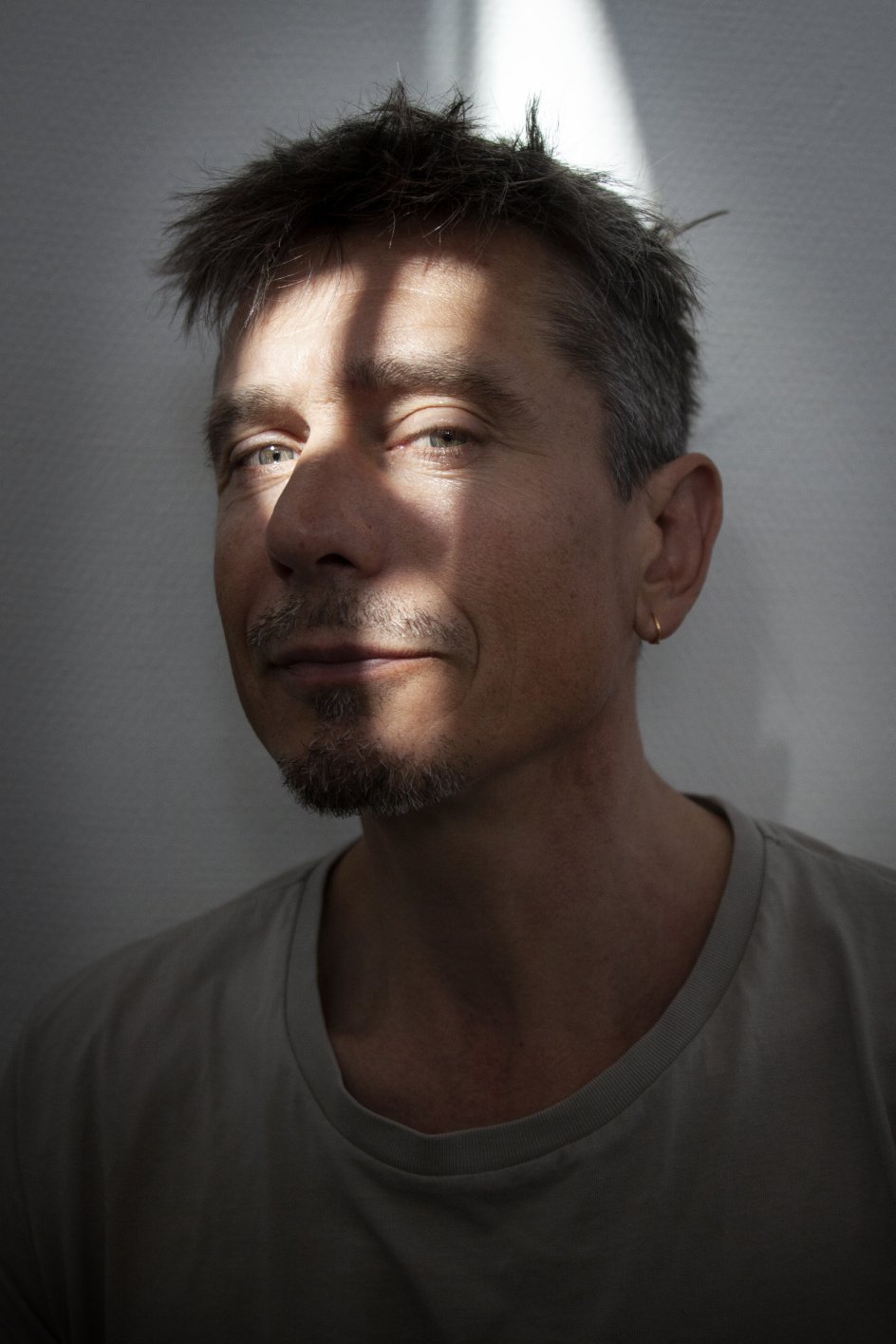 ”Det var selve mit fundament, som forsvandt. At rive sig løs fra et menneske, der betyder så meget for en, er en voldshandling,” siger digteren Søren R. Fauth om sin egen skilsmisse. – Foto: Liv Høybye Jeppesen.