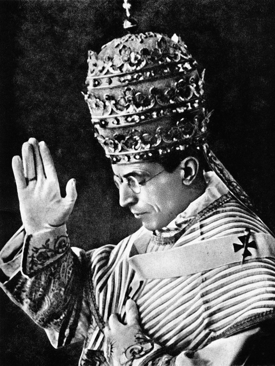 Pave Pius XII var ved sin kroning iført en tiara formet som en bikube. Ved den internationale biavlerkongres i 1958 sagde han til deltagerne: ”Vi opfordrer jer, kære sønner, til at se Herren i bikubens værk (...) ær ham for honningen, som er sød, men mindre sød end hans ord, om hvilke psalmisten synger, at de er sødere end honning.” – Foto: Ullstein Bild.