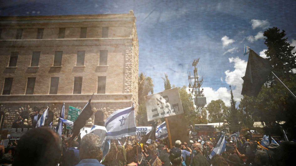 Der var demonstrationer foran retsbygningen i Jerusalem i søndags, hvor retssagen mod den siddende premierminister, Benjamin Netanyahu, blev indledt. – Foto: Amir Cohen/Reuters/Ritzau Scanpix.