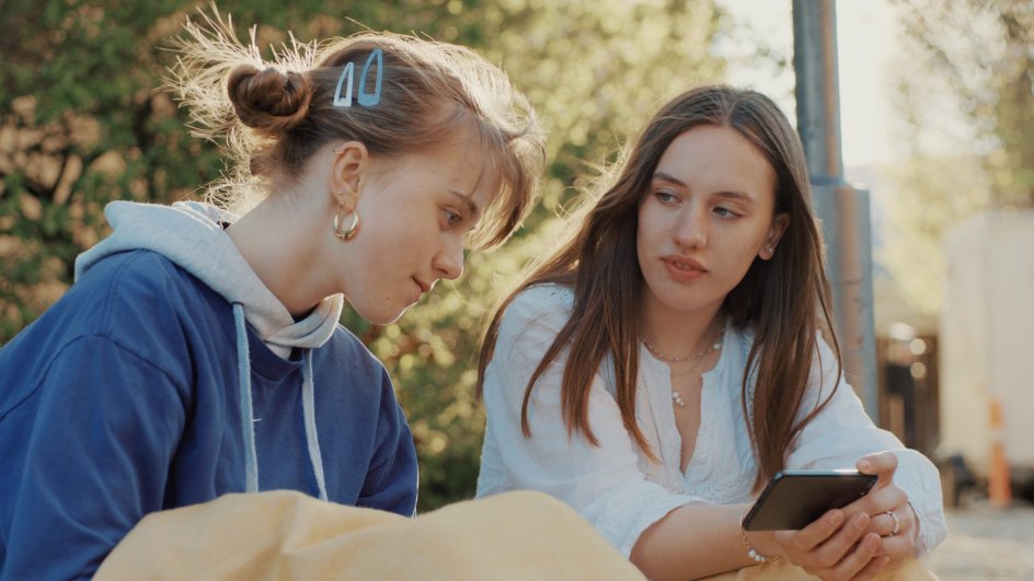 Publikum ser altid hovedpersonerne udenfor, da serien produceres med fokus på at overholde myndighedernes retningslinjer under coronakrisen. Her ses Silje Schmidt og Anemone Camphausen i rollerne som Luna og Agnes.