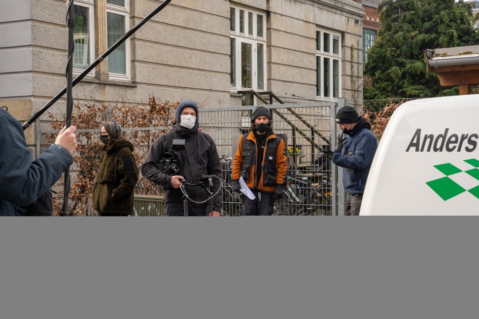 Det er ikke kun på skærmen, at de unge hovedpersoner skal overholde alle corona-retningslinjer. Her ses produktionsholdet bag scenerne med behørig afstand og mundbind.