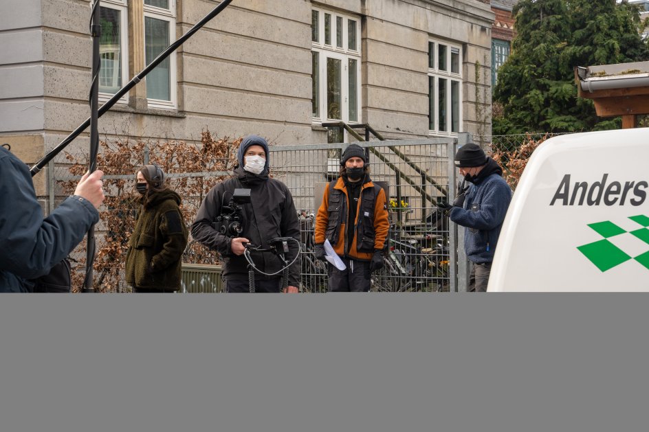 Det er ikke kun på skærmen, at de unge hovedpersoner skal overholde alle corona-retningslinjer. Her ses produktionsholdet bag scenerne med behørig afstand og mundbind. 