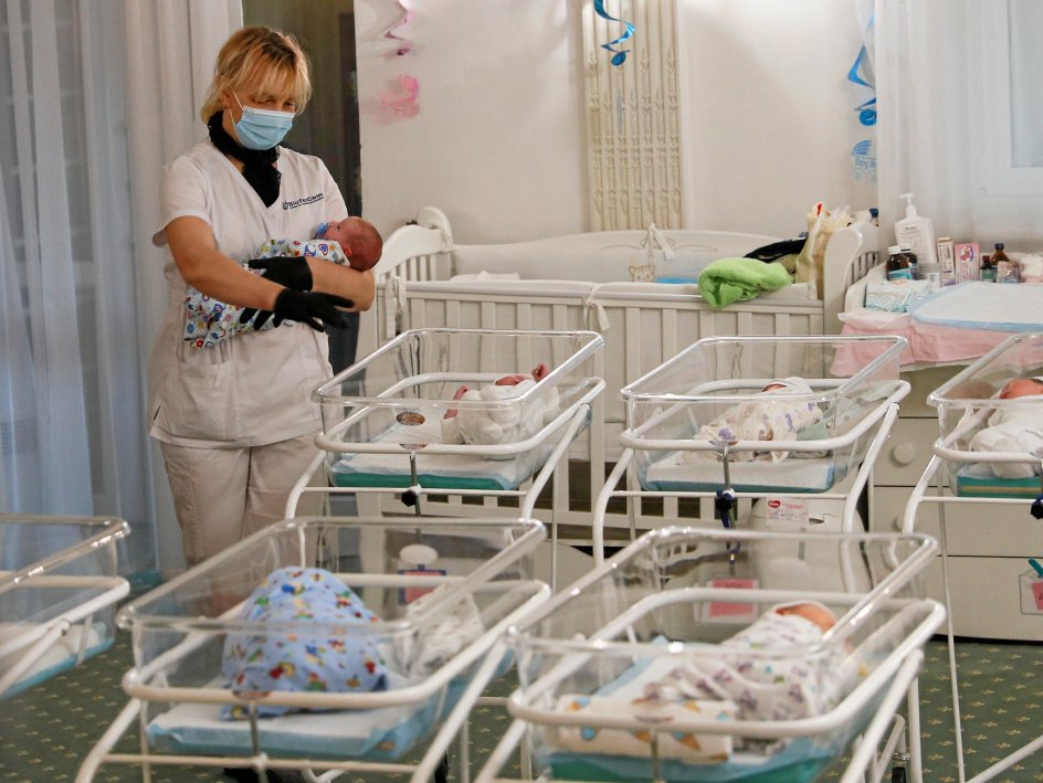 Personalet hos den ukrainske reproduktionsklinik BioTexCom må løbe stærkt for at tage sig af de mange nyfødte, der venter på at blive afhentet på det såkaldte baby-hotel. – Foto: Gleb Garanich/Reuters/Ritzau Scanpix.