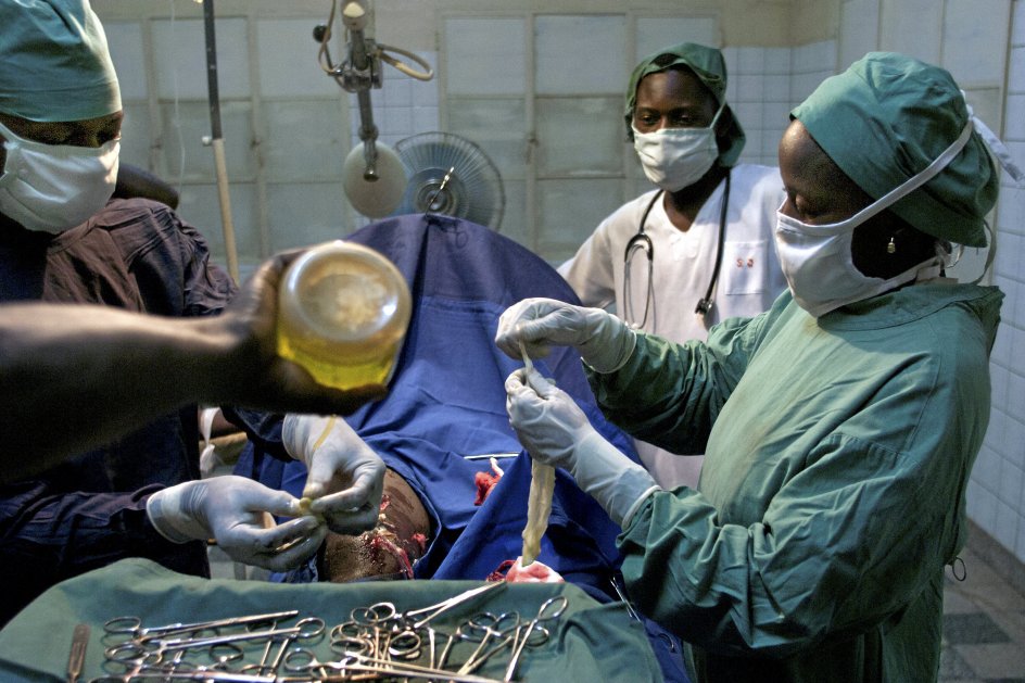 Hospitalets eneste operationsstue er den mest sandsynlige smittekilde til den dengang ukendte hiv-virus, som Grethe Rask fik i kroppen. Tit arbejdede hun uden maske og handsker på grund af mangel på samme. En enkelt lille rift kombineret med blod fra en patient ville være nok til smitte. Ingen vidste på det tidspunkt, at en virus af den karakter eksisterede. – Foto: Jørn Stjerneklar.