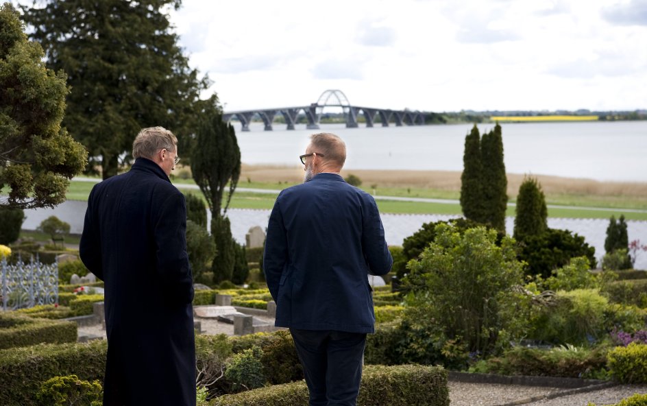 Sognepræst Poul Joachim Stender og journalist Kåre Gade på besøg ved Kalvehave Kirkegård.