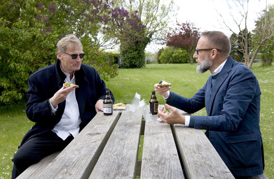 Kåre Gade og Poul Joachim Stender,sognepræst besøger Kalvehave Kirkegård. I samtale med journalist Kåre Gade til lydserie om døden. . – Foto: Leif Tuxen.