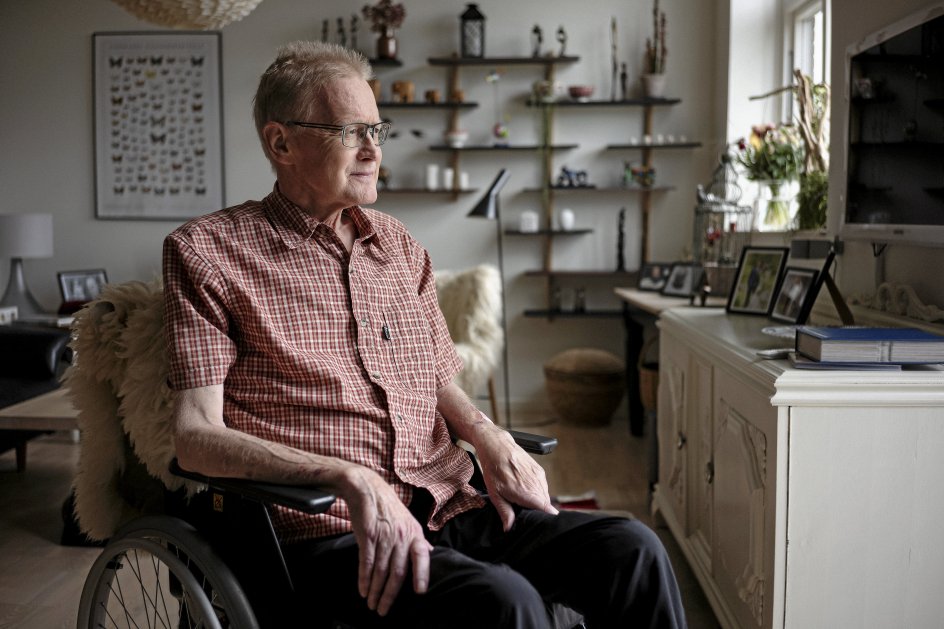 Elefanten på bordet har trådt på en mine. Bent Storbjerg sammenlignede sin kræftsygdom med at træde på en mine, for med ét blev meget forandret. I maj fik han en terminalerklæring, og Grete Storbjerg, der er intensiv sygeplejerske, fik plejeorlov. Onsdag aften, da himlen var rød, sov han ind i døden. Billedet er taget otte dage før Bent Storbjergs død. – Foto: Bo Amstrup/Ritzau Scanpix.