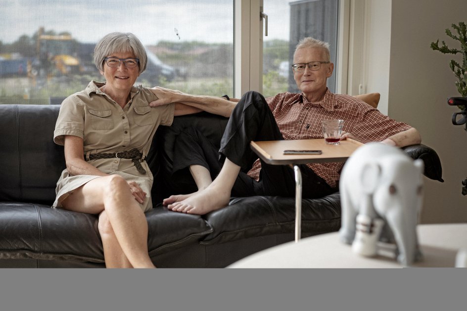 Elefanten på bordet har trådt på en mine. Bent Storbjerg sammenlignede sin kræftsygdom med at træde på en mine, for med ét blev meget forandret. I maj fik han en terminalerklæring, og Grete Storbjerg, der er intensiv sygeplejerske, fik plejeorlov. Onsdag aften, da himlen var rød, sov han ind i døden. Billedet er taget otte dage før Bent Storbjergs død. – Foto: Bo Amstrup/Ritzau Scanpix.