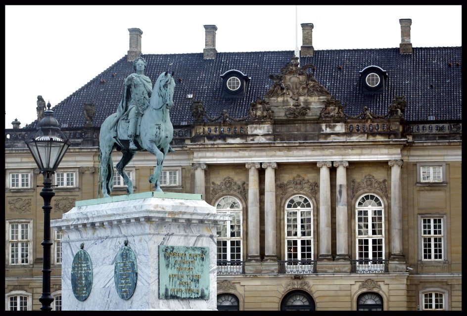 Rytterstatuen af Frederik den Femte fra 1771 på Amalienborg Slotsplads.