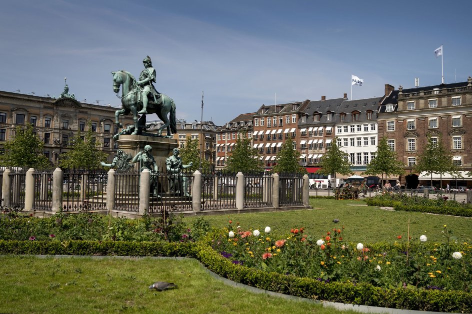 Kongens Nytorv blev grundlagt i 1670 af Christian den 5. I midten af det københavnske torv står en rytterstatue af den daværende danske konge.