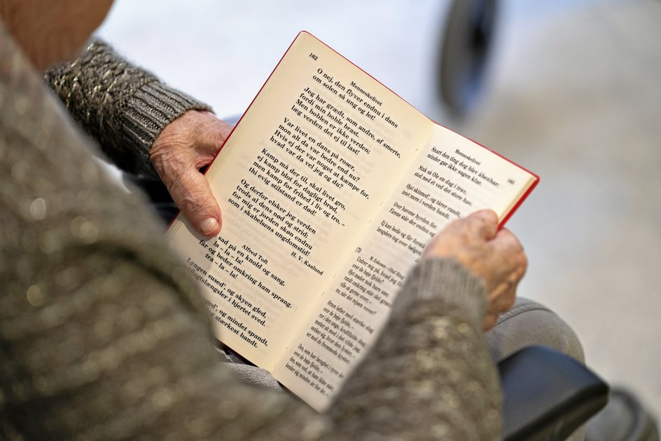 "Ole sad på en knold og sang ” er på programmet denne formiddag sammen med ”Nu titte til hinanden” og ”Giv mig, Gud, en salmetunge”.