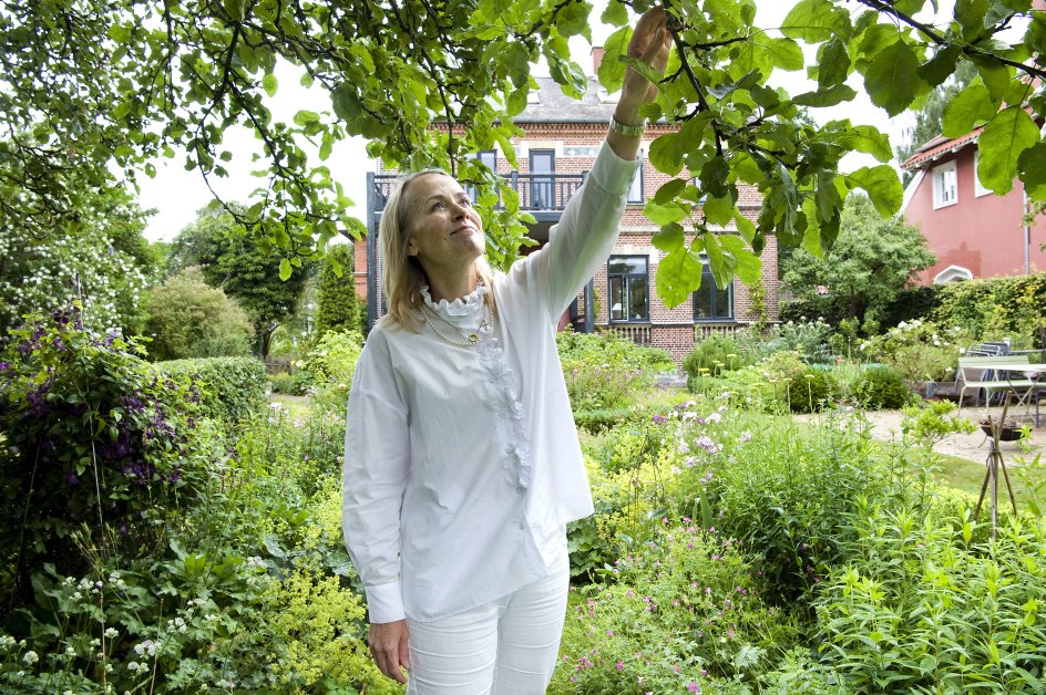 Malene Lei Rabens have har flere liggestole og en skøn terrasse, men her er hun en sjælden gæst, selvom hun øver sig i at være i haven uden at arbejde i den.