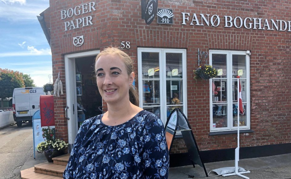 Karina Haldan har arbejdet i Fanø Boghandel, siden hendes forældre købte butikken for 10 år siden. – Foto: Daniel Øhrstrøm.
