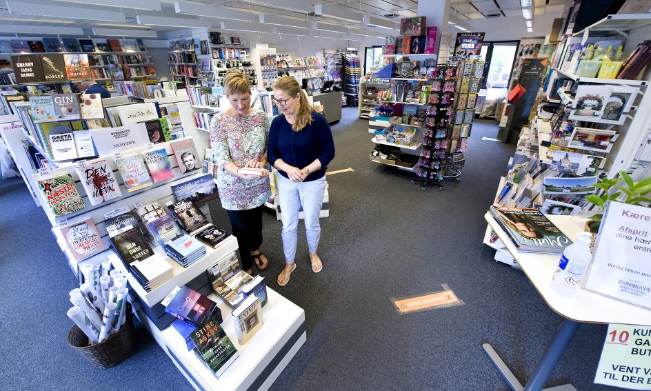 Litteraturudvalget i ”Fredensborg Boghandel – En andelsbutik” er bredt med alt fra en udførlig krimiafdeling til klassiske romaner og selvbiografier af skuespillere. – Foto: Leif Tuxen.