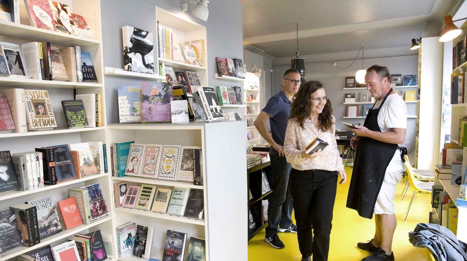 Thiemers Magasin har ikke verdens største udvalg af bøger. Til gengæld er de udvalgt med omhu. Forrest ses den tidligere ejer Rikke Viemose, til venstre den nye ejer, Michael Bjørn Nellemann, og til højre er det slagteren, der har til huse over for boghandlen. – Foto: Leif Tuxen.
