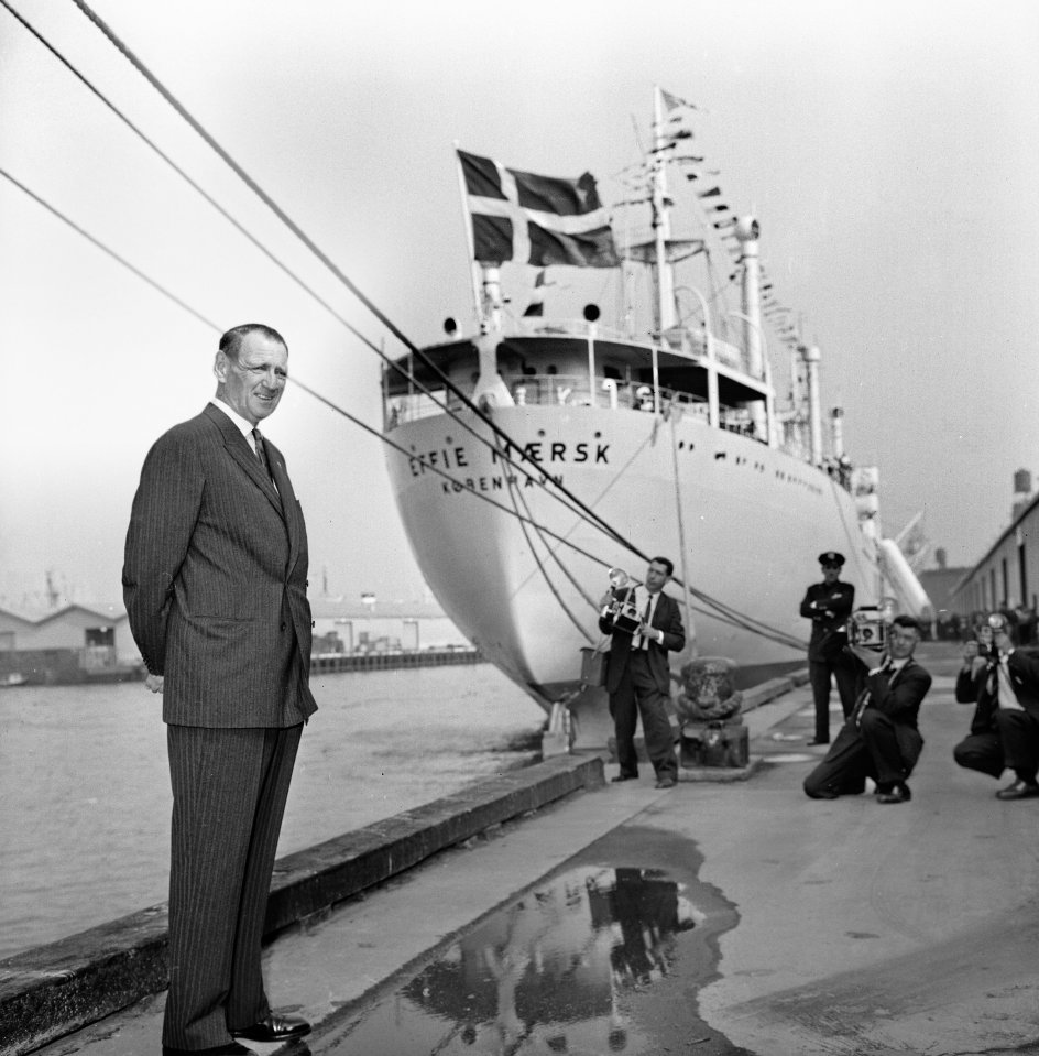 Nederst: Kong Frederik IX foran et skib fra rederiet Maersk, der er det klare nutidige udtryk for, at Danmark stadig bærer på en stor søfartstradition. – Foto: Allan Moe/Ritzau Scanpix.