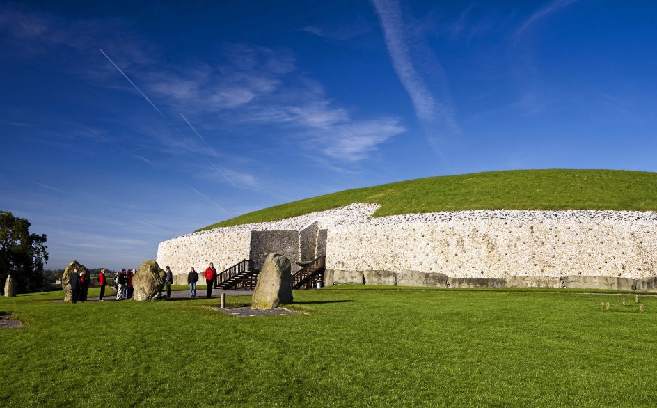 Rundrejsen går til nogle af de største seværdigheder i Irland, som her ved gravhøjen Newgrange. – Foto fra rejsebureau.