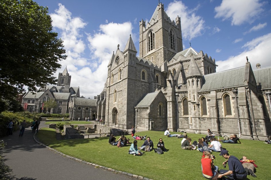 Udover den spektakulære natur har Irland også smukke bygninger som Christchurch Cathedral. – Foto fra rejsebureau.