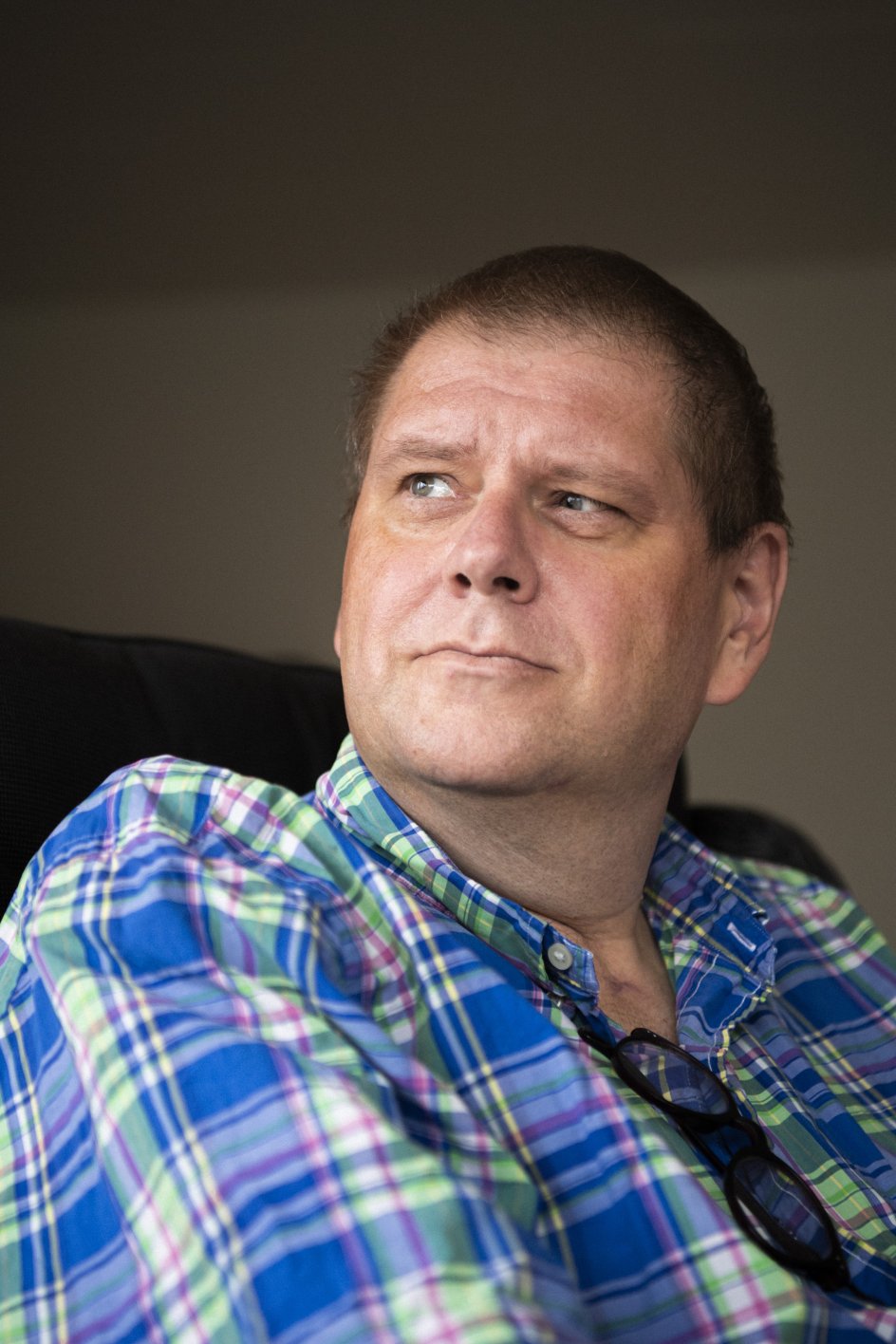 Knud og Berit Frederiksen i stuen i huset i Herlev. Knud Frederiksen er stadig sygemeldt og arbejder på at komme fysisk og psykisk til hægterne efter det lange sygdomsforløb. Hans store frygt er at blive smittet igen, og sygdomsforløbet har været præget af følelse af stor angst. Men samtaler med Palliationsenheden på Herlev Hospital har hjulpet ham.