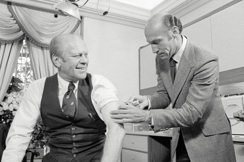  Den daværende republikanske præsident, Gerald Ford, bliver vaccineret mod svineinfluenza på sit kontor i Det Hvide Hus i oktober 1976. To uger senere tabte han valget til demokraten Jimmy Carter. – Foto: Bettmann/Getty Images.