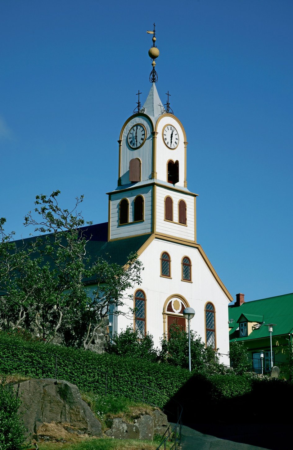 Der aflægges besøg i adskillige kirker heriblandt øernes Domkirke i Tórshavn, Havnar Kirkja. – Privatfoto.