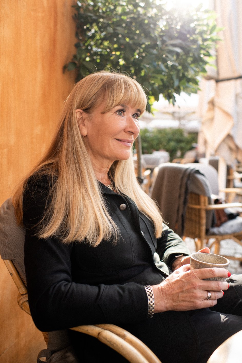 "Det er en myte, at kaffe er usund. Faktisk har kaffedrikkere en mindre risiko for at blive syge,” siger Bente Klarlund Pedersen, der her får sig en af dagens syv kopper kaffe på Gråbrødre Torv i det indre København, hvor hun bor. Artiklen fortsætter under billedet. – Foto: Johanne Teglgård Olsen.