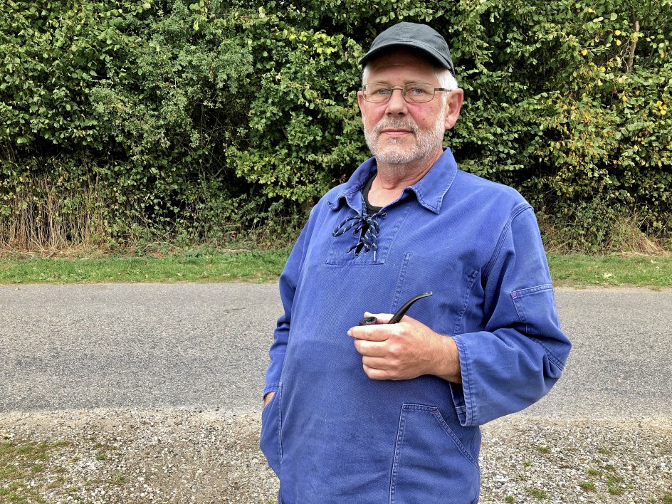 Jan Thorup, som holder øje med øens nu sidste beboede rede, tager sig til hovedet over, at der måske stadig er nogen, som tror på myten om, at havørne tager katte, hunde og børn i klapvogn. – Foto: Tine Maria Winther. Artiklen fortsætter under billedet.
