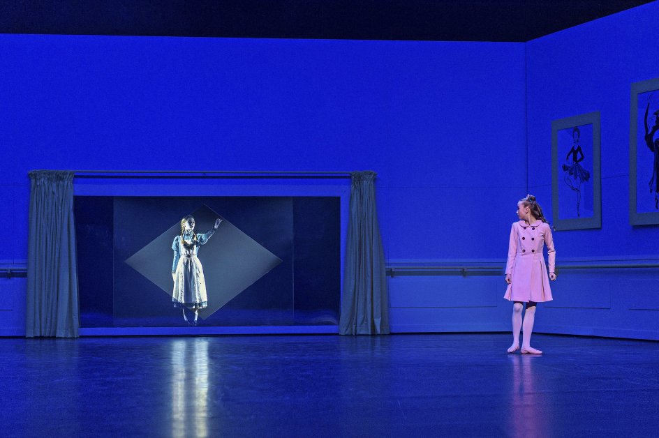 Uhygge bliver en del af børneballetten, da en balletpige pludselig ser en spøgelsespige i spejlet. – Foto: Henrik Stenberg.