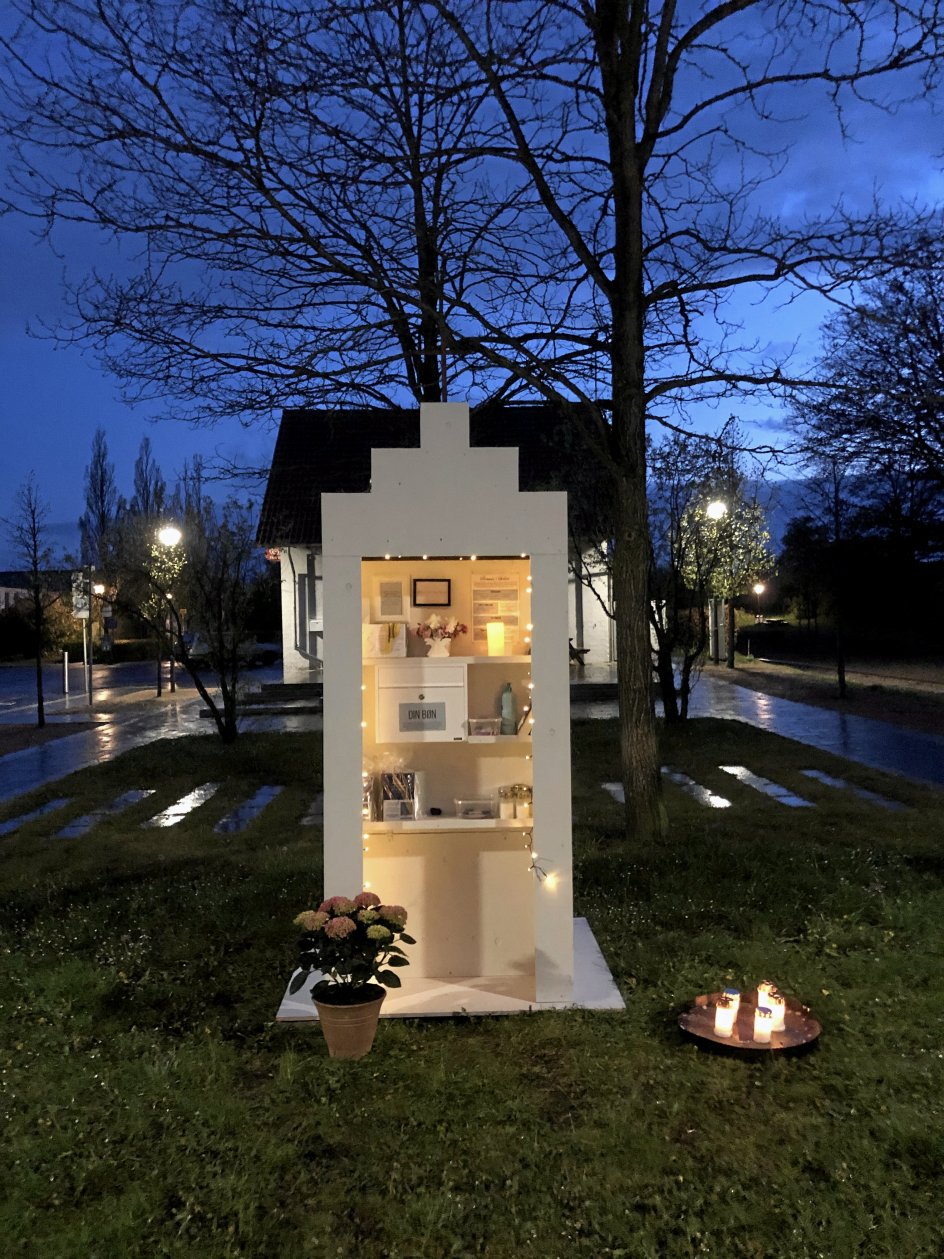 Selv i mørket kunne minikirken i Glamsbjerg spottes. Byens borgere kunne tænde lys for en, de havde kær, der ville skabe håb i en svær tid. – Foto: Kamilla Jacobsen.