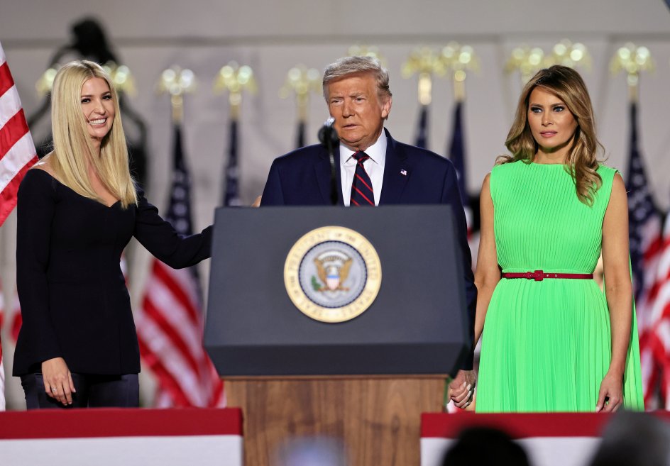 Her ses Republikanernes præsidentkandidat, Donald Trump, sammen med sin rådgiver og datter Ivanka Trump (til venstre) og førstedame Melania Trump i Det Hvide Hus den 27. august. – Foto: Carlos Barria/Reuters/Ritzau Scanpix.