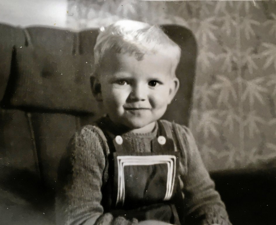 Niels Frandsen blev indlagt med polio i 1952, da han var ét år og blev på hospitalet i mere end tre år. En dyb følelse af forladthed har lejret sig i ham fra dengang – og er vakt til live af corona i dag. Her er han cirka tre år. – Privatfoto.