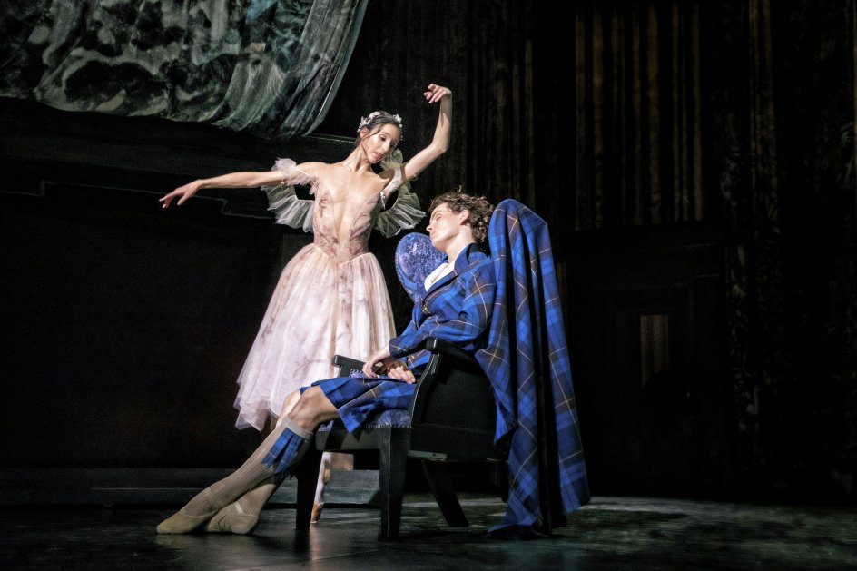 Wilma Giglio som Sylfiden og Andreas Kaas som James. – Foto: Per Morten Abrahamsen.