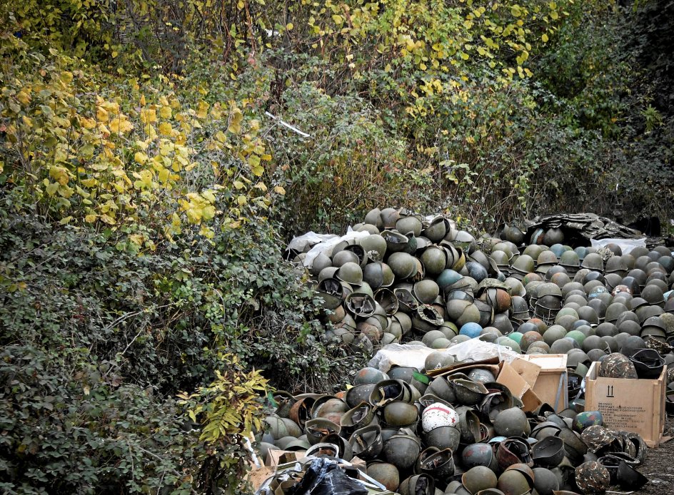 Armenske militærhjelme ligger efterladt uden for en kaserne i Stepanakert, hovedbyen i Nagorno-Karabakh. – Foto: Alexander Nemenov/AFP/Ritzau Scanpix.