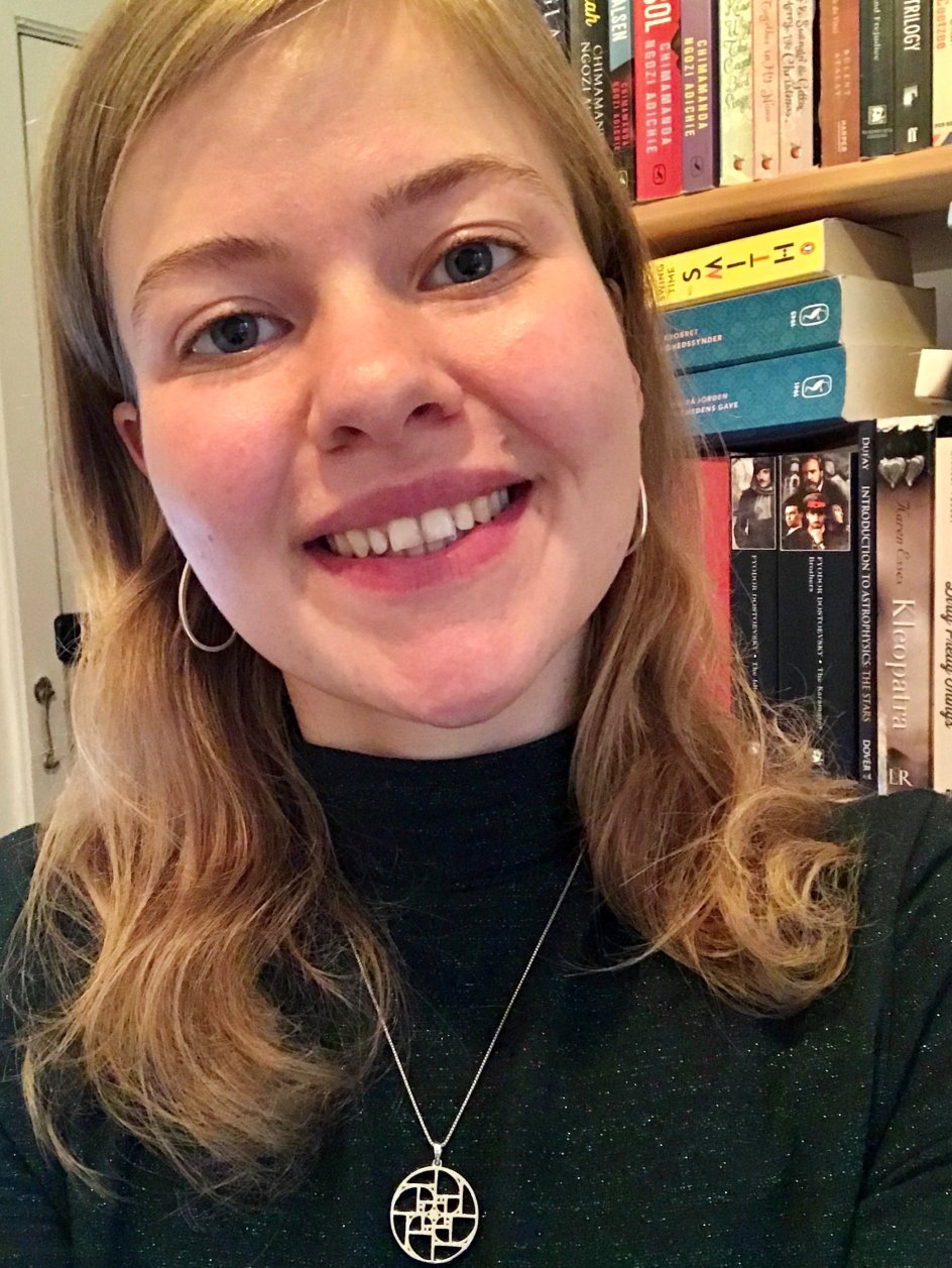 Skal der flere kvindelige forfattere i litteraturkanonen for folkeskolen? Ja, mener Marie Larsen skole (t.h.), som i den sammenhæng har stillet et borgerforslag. Nej, mener kulturordfører i de Konservative Birgitte Bergmann (t.v.). "Fokus skal være på indhold, ikke køn," lyder det.