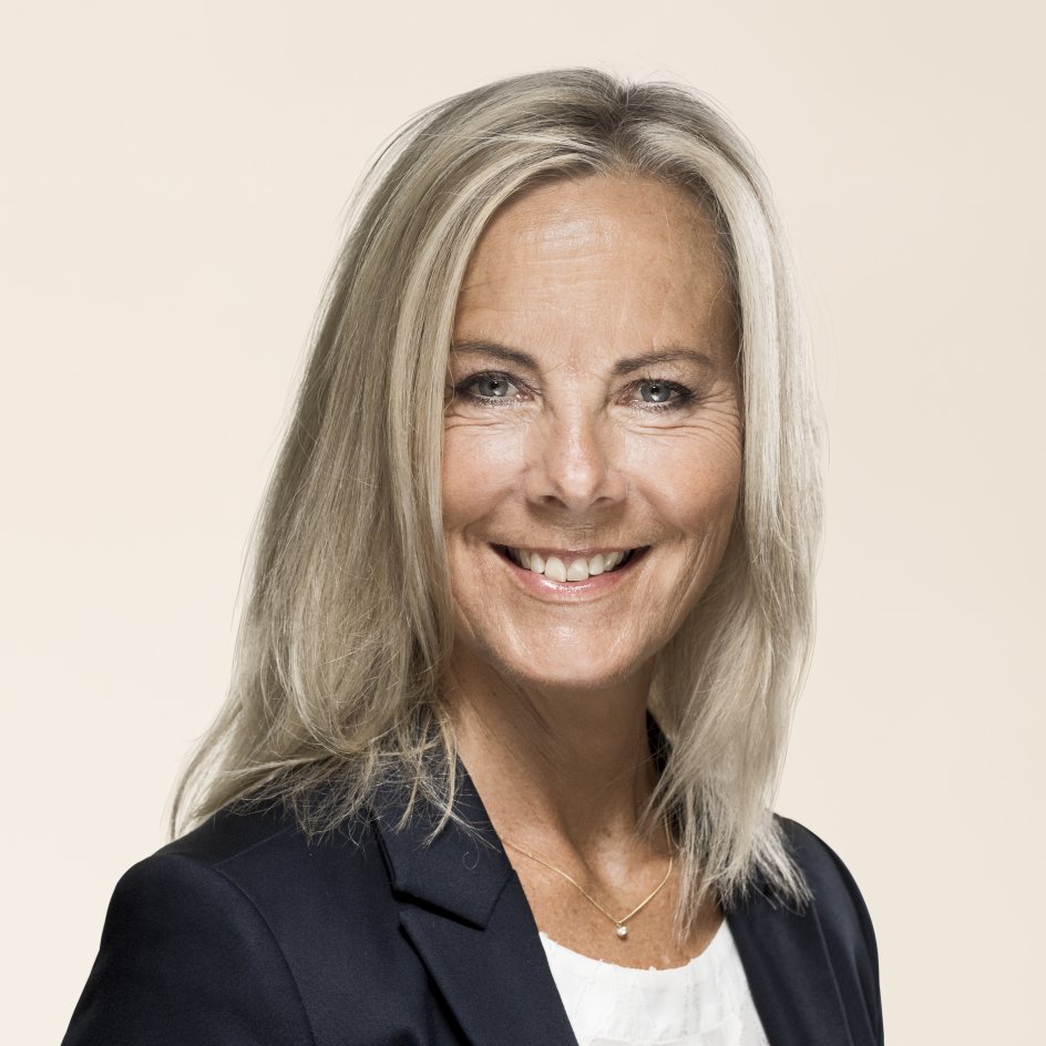 Skal der flere kvindelige forfattere i litteraturkanonen for folkeskolen? Ja, mener Marie Larsen skole (t.h.), som i den sammenhæng har stillet et borgerforslag. Nej, mener kulturordfører i de Konservative Birgitte Bergmann (t.v.). "Fokus skal være på indhold, ikke køn," lyder det.