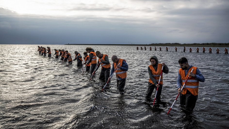 I ”Efterforskningen” følges blandt andet arbejdet med at forsøge at finde ligdele i Øresund og Køge Bugt. – Foto: Henrik Ohsten/TV 2.