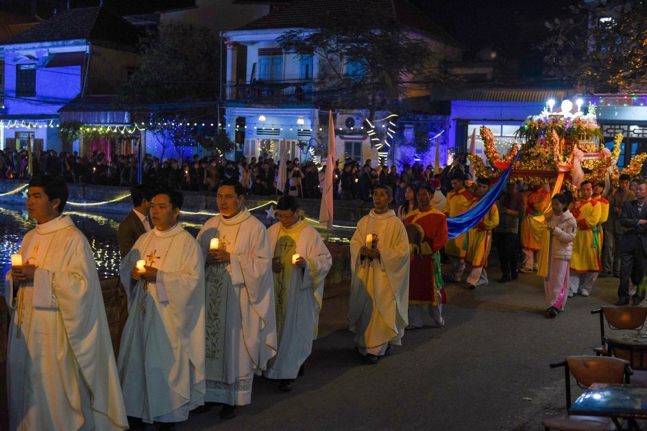 Kun omkring syv procent af befolkningen i Vietnam er kristne, men alligevel tiltrak Phat Diem-katedralens juleoptog en hel del mennesker. Det er tradition, at man bærer en smukt dekoreret statue af Jesusbarnet ind i kirken, før midnatsmessen går i gang.